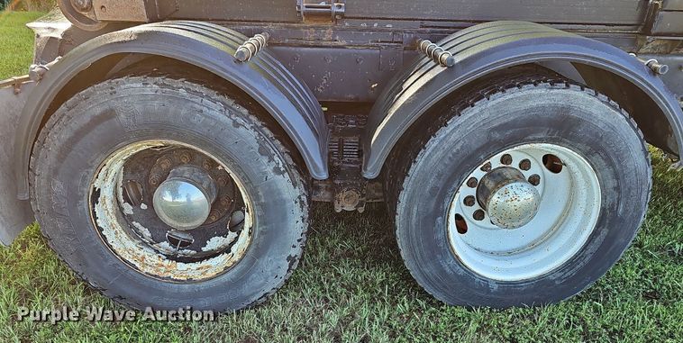 image for item DN8649 1998 Freightliner  hook lift truck