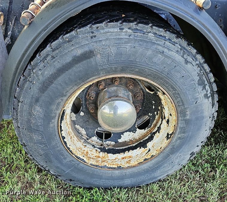 image for item DN8649 1998 Freightliner  hook lift truck