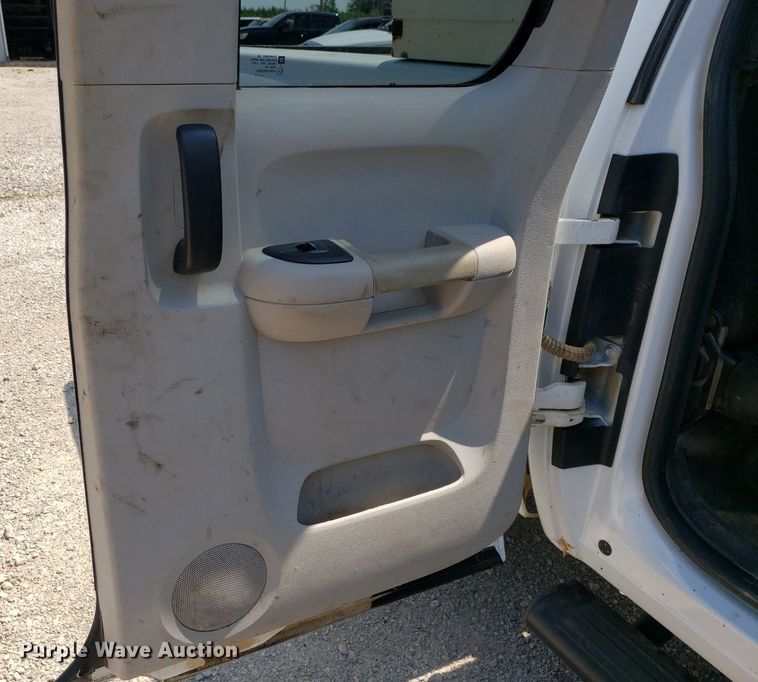 image for item DO2928 2013  Chevrolet Silverado 2500HD  Ext. Cab pickup truck