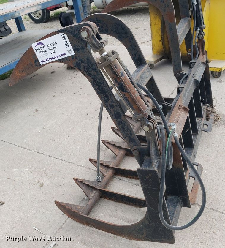 image for item DO2951 Skid steer grapple bucket