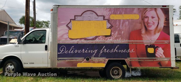 image for item DO3028 2004 GMC Savana  box truck