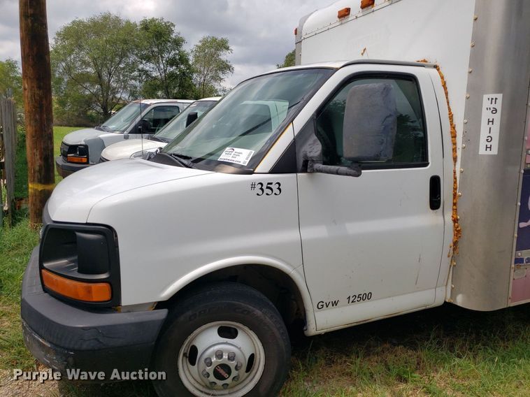 image for item DO3028 2004 GMC Savana  box truck