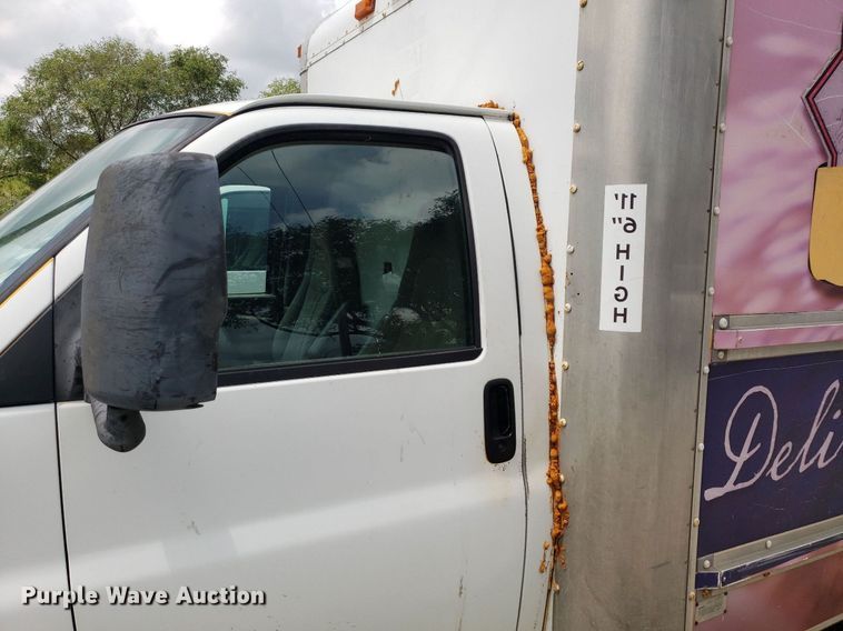 image for item DO3028 2004 GMC Savana  box truck