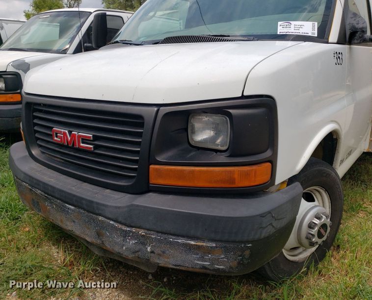 image for item DO3028 2004 GMC Savana  box truck