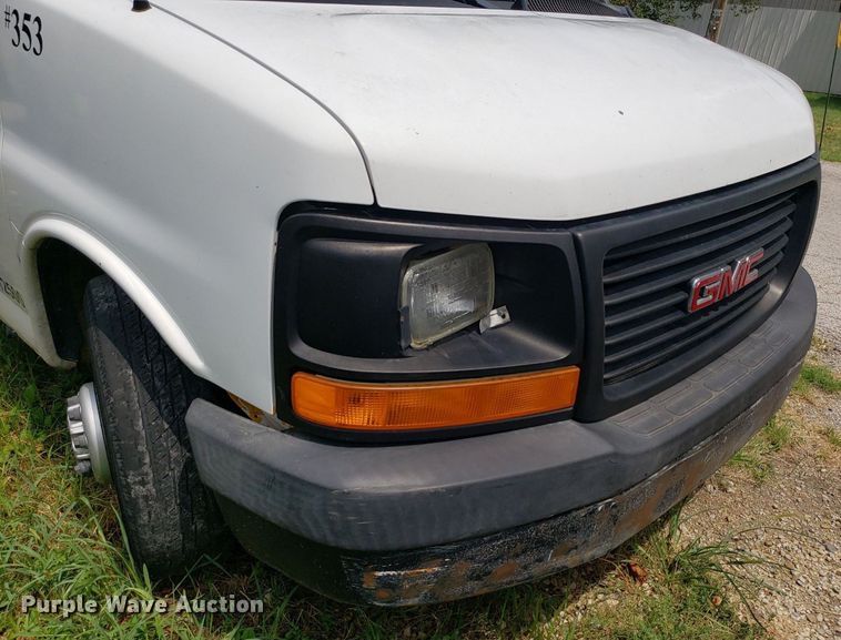 image for item DO3028 2004 GMC Savana  box truck