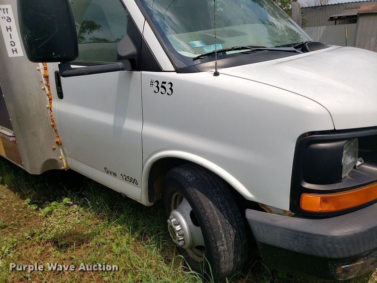 image for item DO3028 2004 GMC Savana  box truck