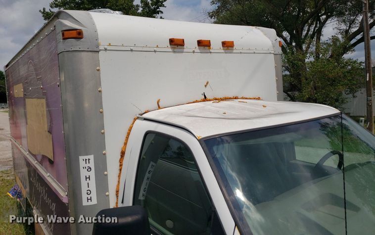 image for item DO3028 2004 GMC Savana  box truck