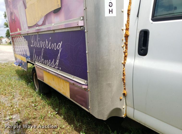 image for item DO3028 2004 GMC Savana  box truck