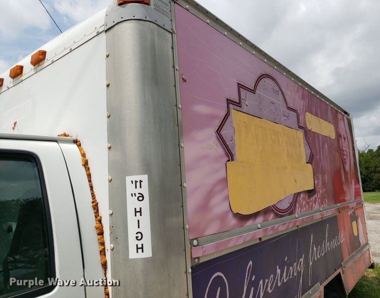 image for item DO3028 2004 GMC Savana  box truck