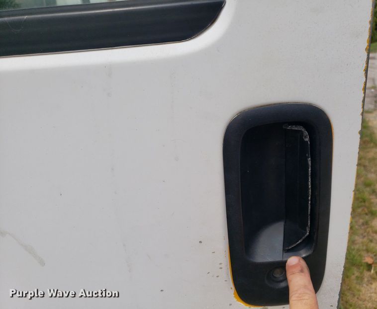 image for item DO3028 2004 GMC Savana  box truck