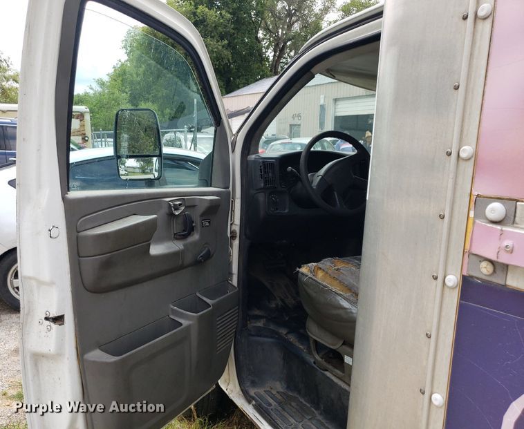 image for item DO3028 2004 GMC Savana  box truck