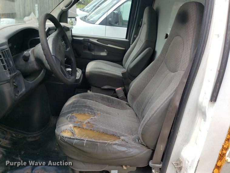 image for item DO3028 2004 GMC Savana  box truck