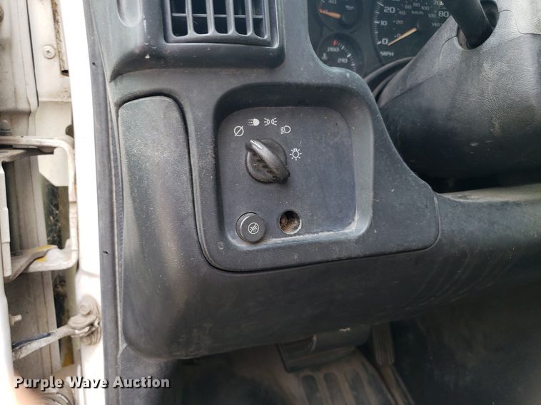 image for item DO3028 2004 GMC Savana  box truck