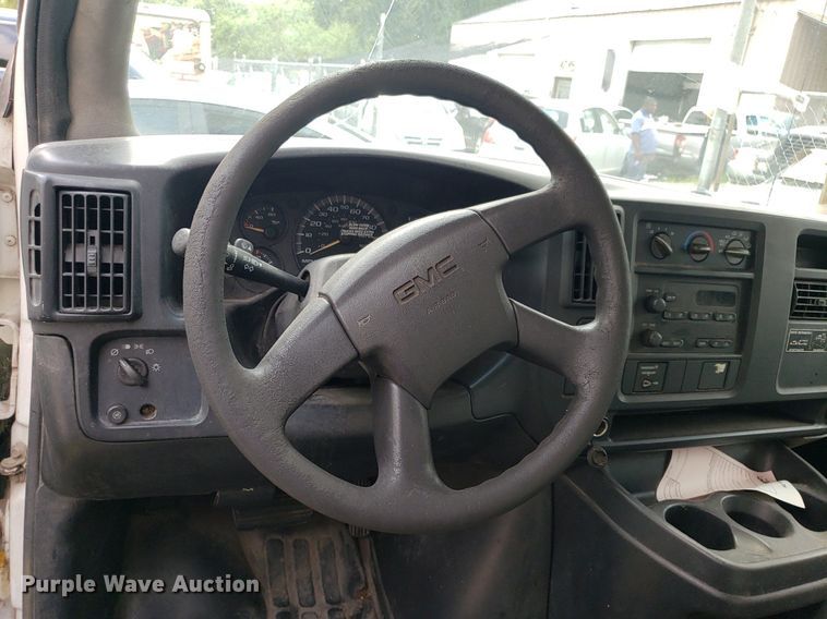 image for item DO3028 2004 GMC Savana  box truck