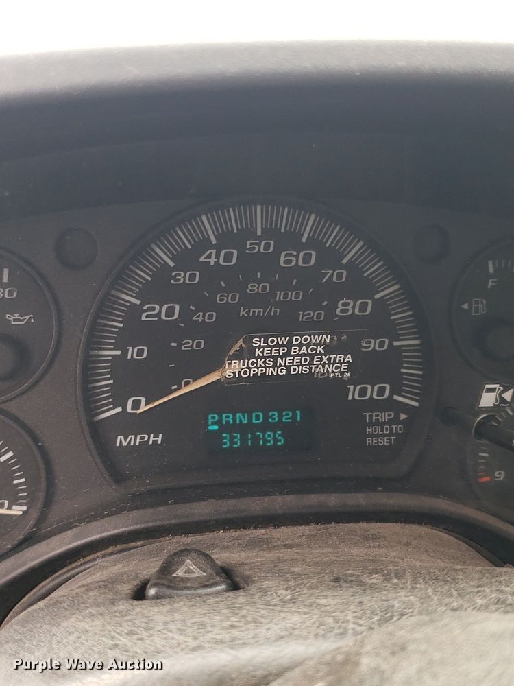 image for item DO3028 2004 GMC Savana  box truck