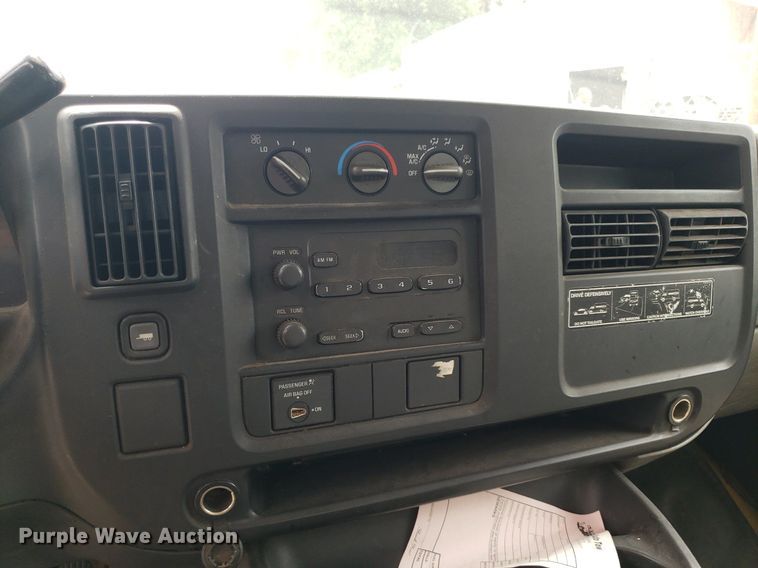 image for item DO3028 2004 GMC Savana  box truck