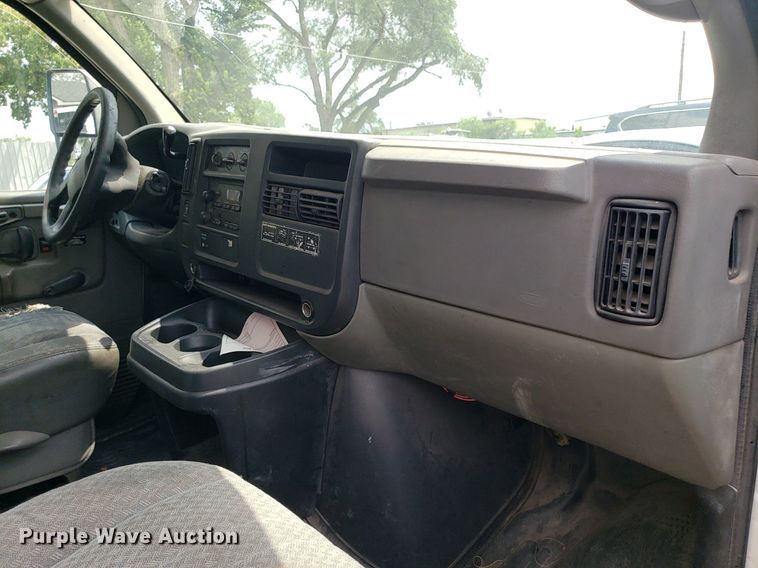 image for item DO3028 2004 GMC Savana  box truck