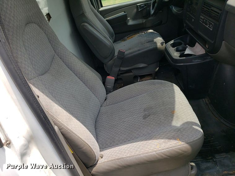 image for item DO3028 2004 GMC Savana  box truck