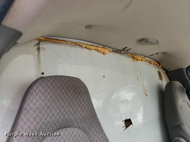 image for item DO3028 2004 GMC Savana  box truck