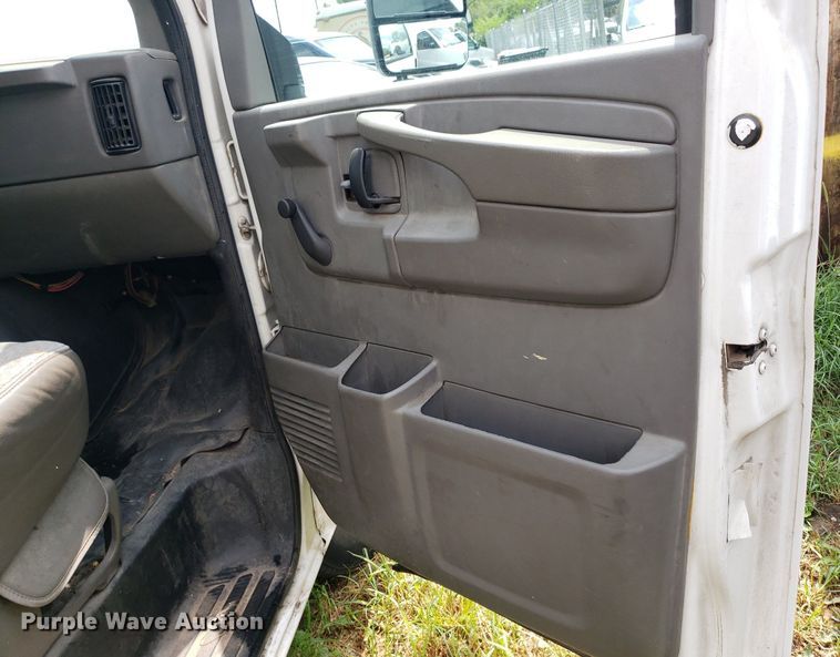 image for item DO3028 2004 GMC Savana  box truck