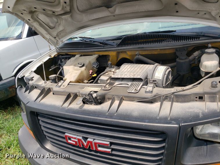 image for item DO3028 2004 GMC Savana  box truck