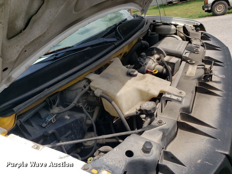 image for item DO3028 2004 GMC Savana  box truck