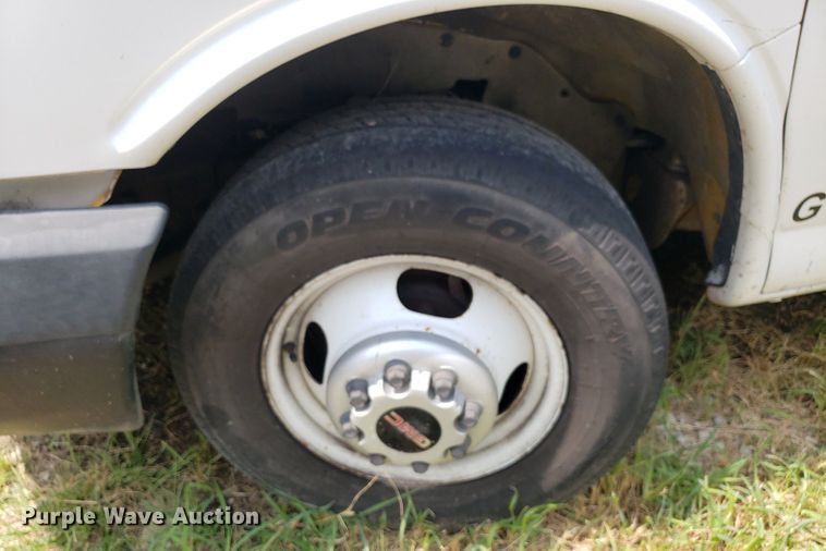 image for item DO3028 2004 GMC Savana  box truck