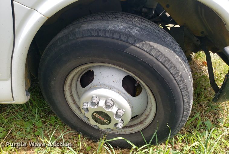 image for item DO3028 2004 GMC Savana  box truck