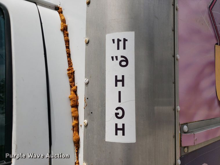 image for item DO3028 2004 GMC Savana  box truck