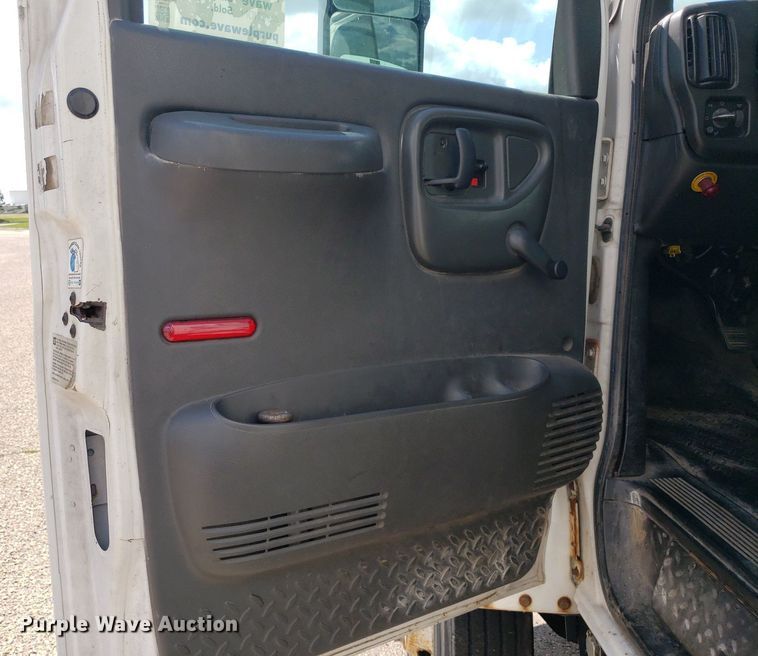 image for item DO3030 2006 Chevrolet C6500  box truck