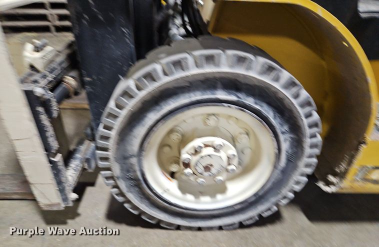 image for item DP2300 Yale GLP040MXNEAE084  forklift