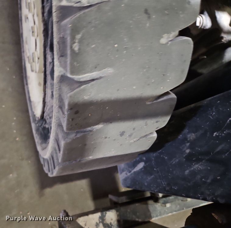 image for item DP2300 Yale GLP040MXNEAE084  forklift