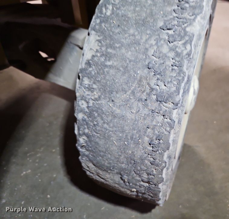 image for item DP2301 Yale GLP040MXNEAE084  forklift