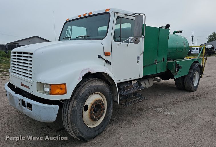 image for item DQ0093 2001 International 4700  septic truck