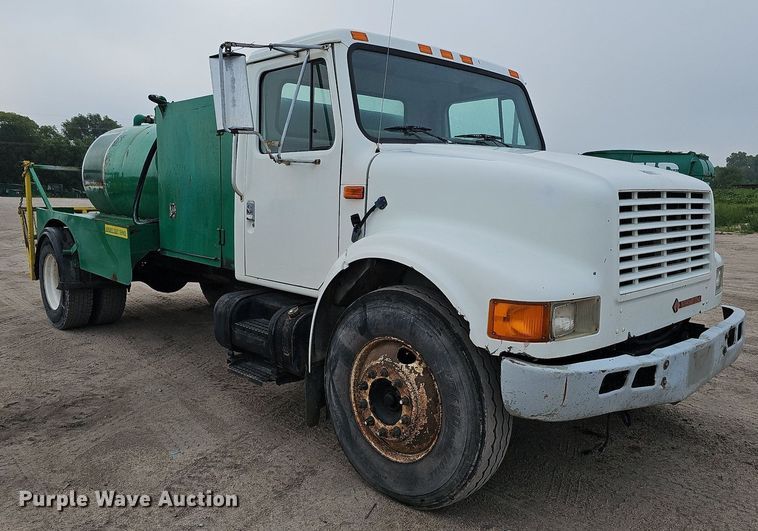 image for item DQ0093 2001 International 4700  septic truck