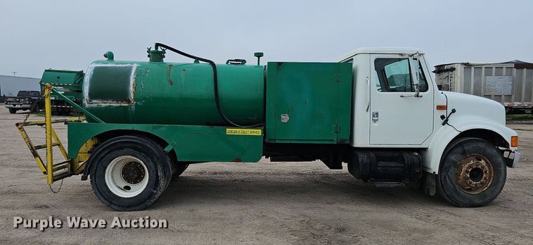 image for item DQ0093 2001 International 4700  septic truck