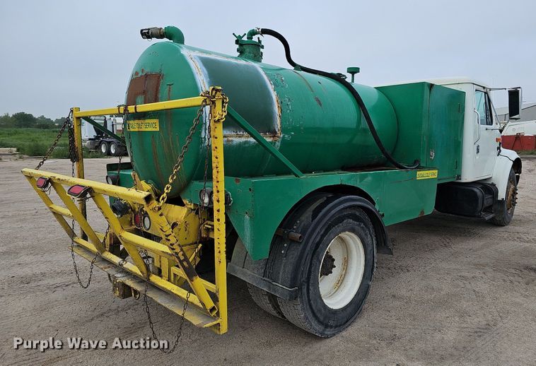 image for item DQ0093 2001 International 4700  septic truck