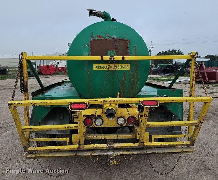 image for item DQ0093 2001 International 4700  septic truck