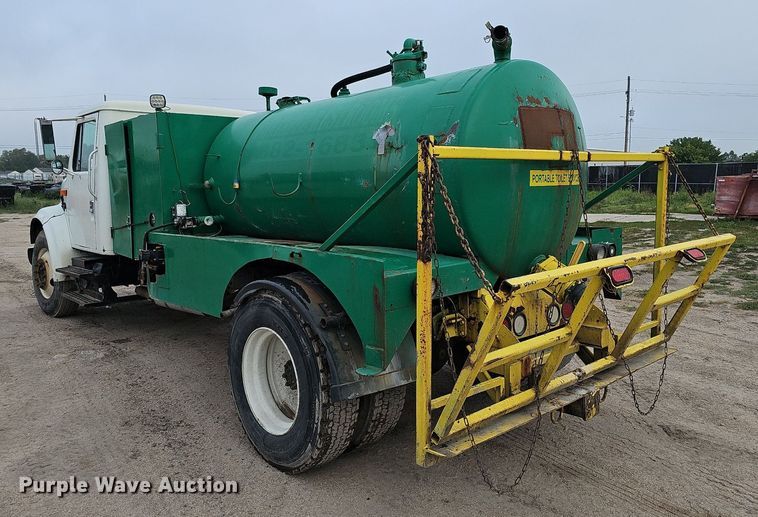 image for item DQ0093 2001 International 4700  septic truck