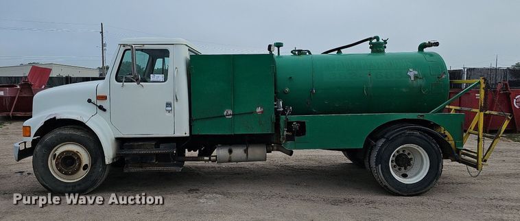 image for item DQ0093 2001 International 4700  septic truck