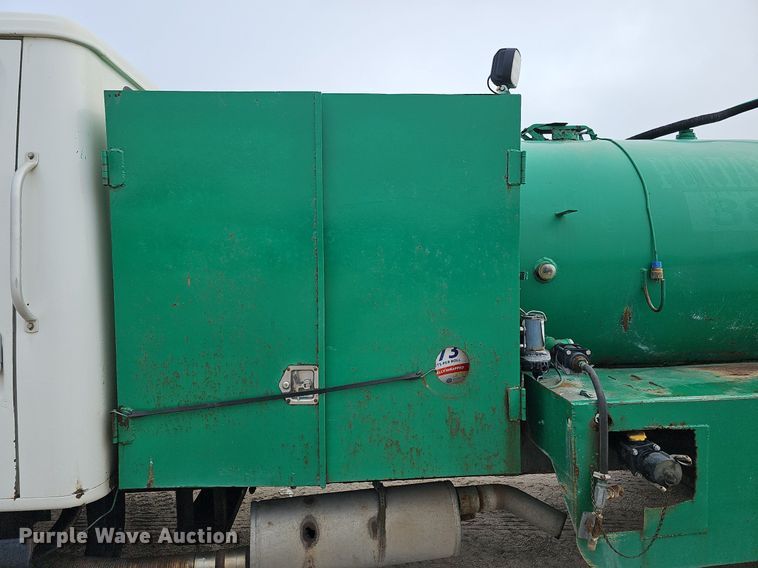image for item DQ0093 2001 International 4700  septic truck