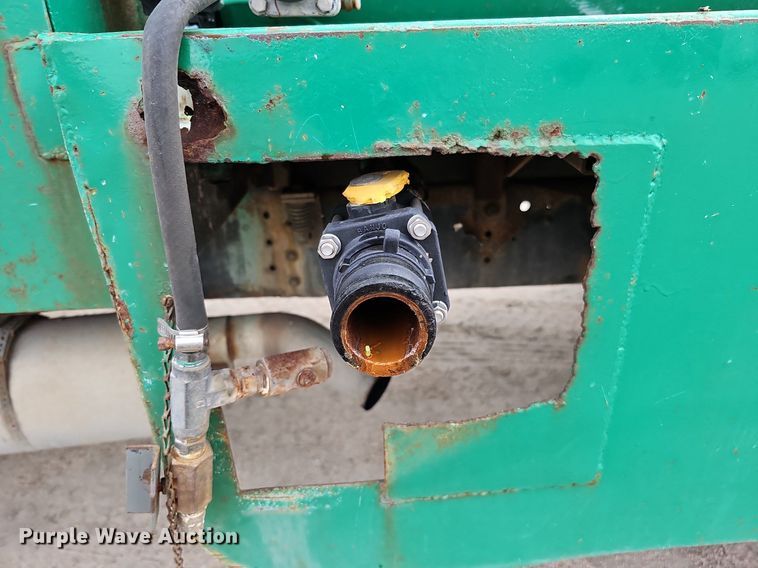 image for item DQ0093 2001 International 4700  septic truck