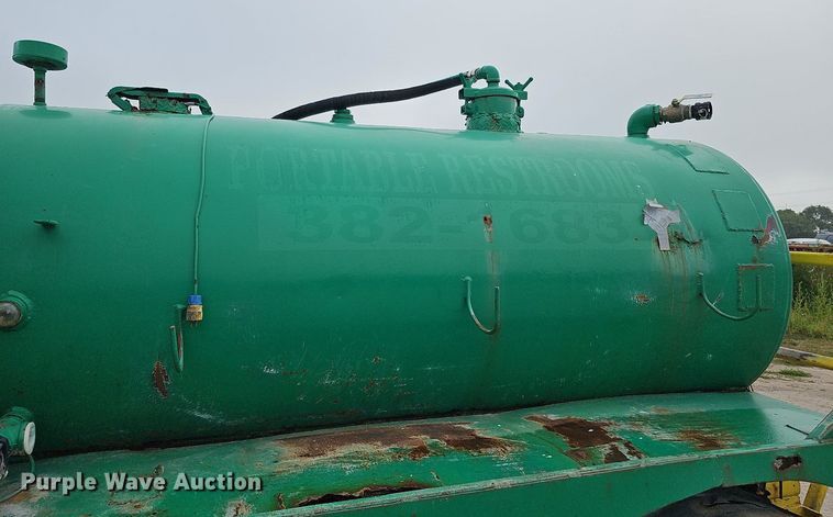 image for item DQ0093 2001 International 4700  septic truck