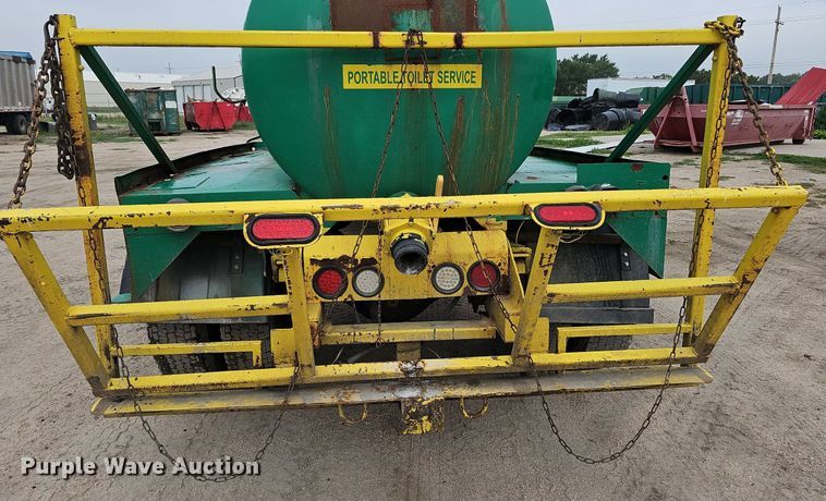 image for item DQ0093 2001 International 4700  septic truck