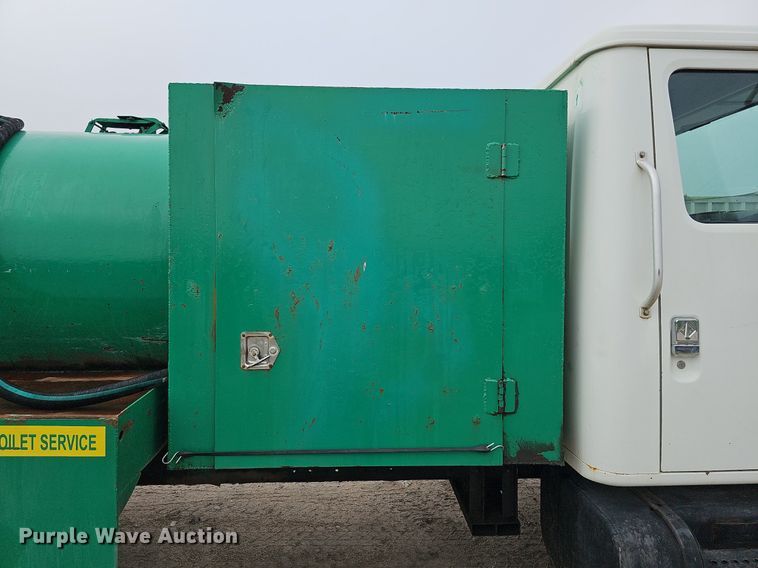 image for item DQ0093 2001 International 4700  septic truck