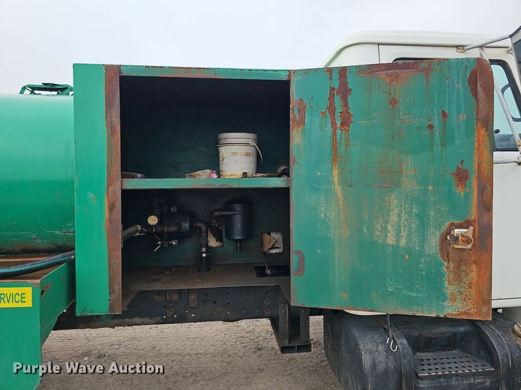 image for item DQ0093 2001 International 4700  septic truck