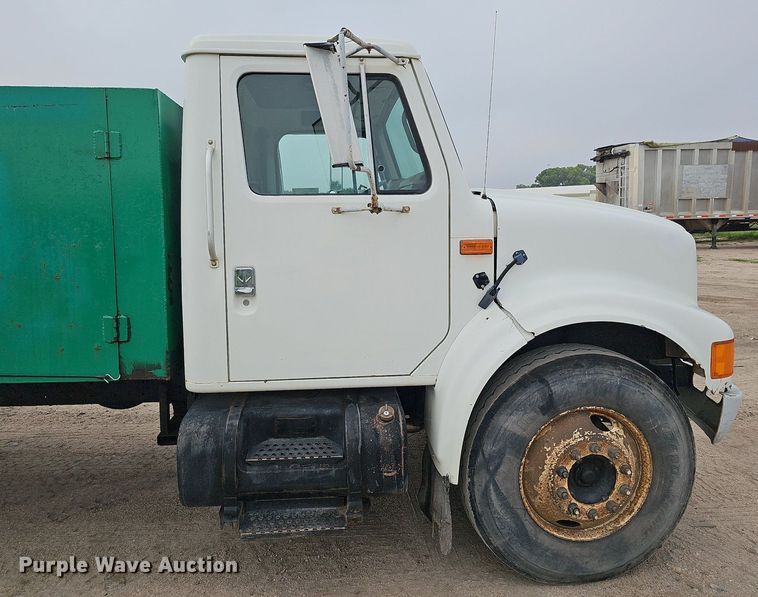 image for item DQ0093 2001 International 4700  septic truck