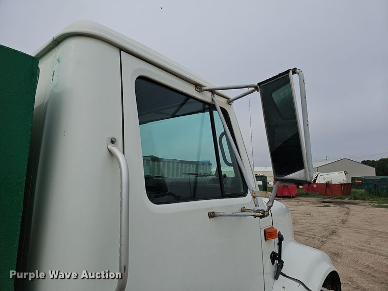 image for item DQ0093 2001 International 4700  septic truck