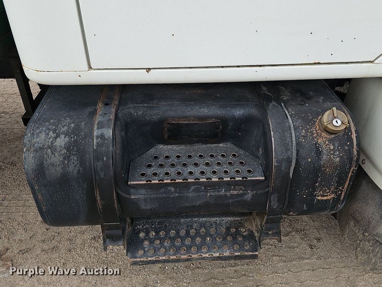 image for item DQ0093 2001 International 4700  septic truck