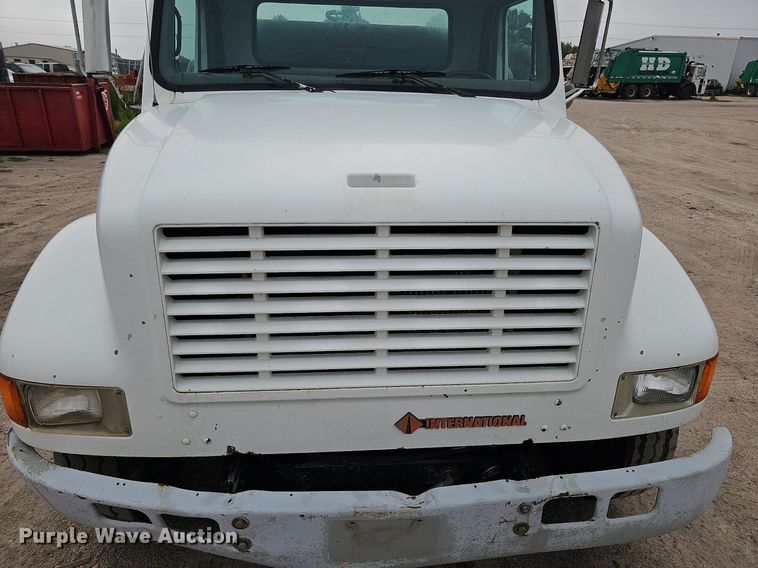 image for item DQ0093 2001 International 4700  septic truck